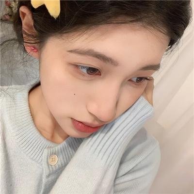 与一位女士合影